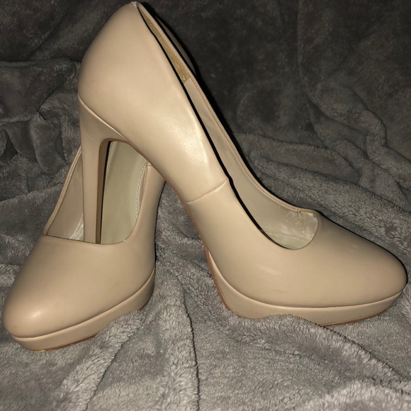 Simple beige work stilettos - Picture 1 of 3
